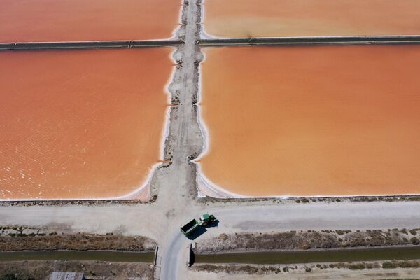 Соляные пруды в лагуне Нарта недалеко от города Влера, у Адриатического моря, на юго-западе Албании. - Sputnik Казахстан