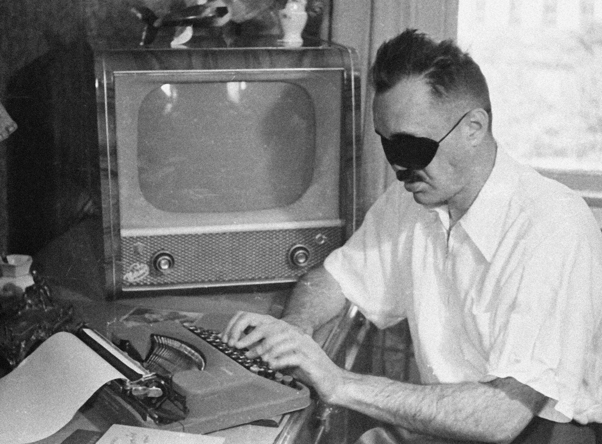 Член Союза советстких писателей Эдуард Асадов - Sputnik Казахстан, 1920, 06.09.2025