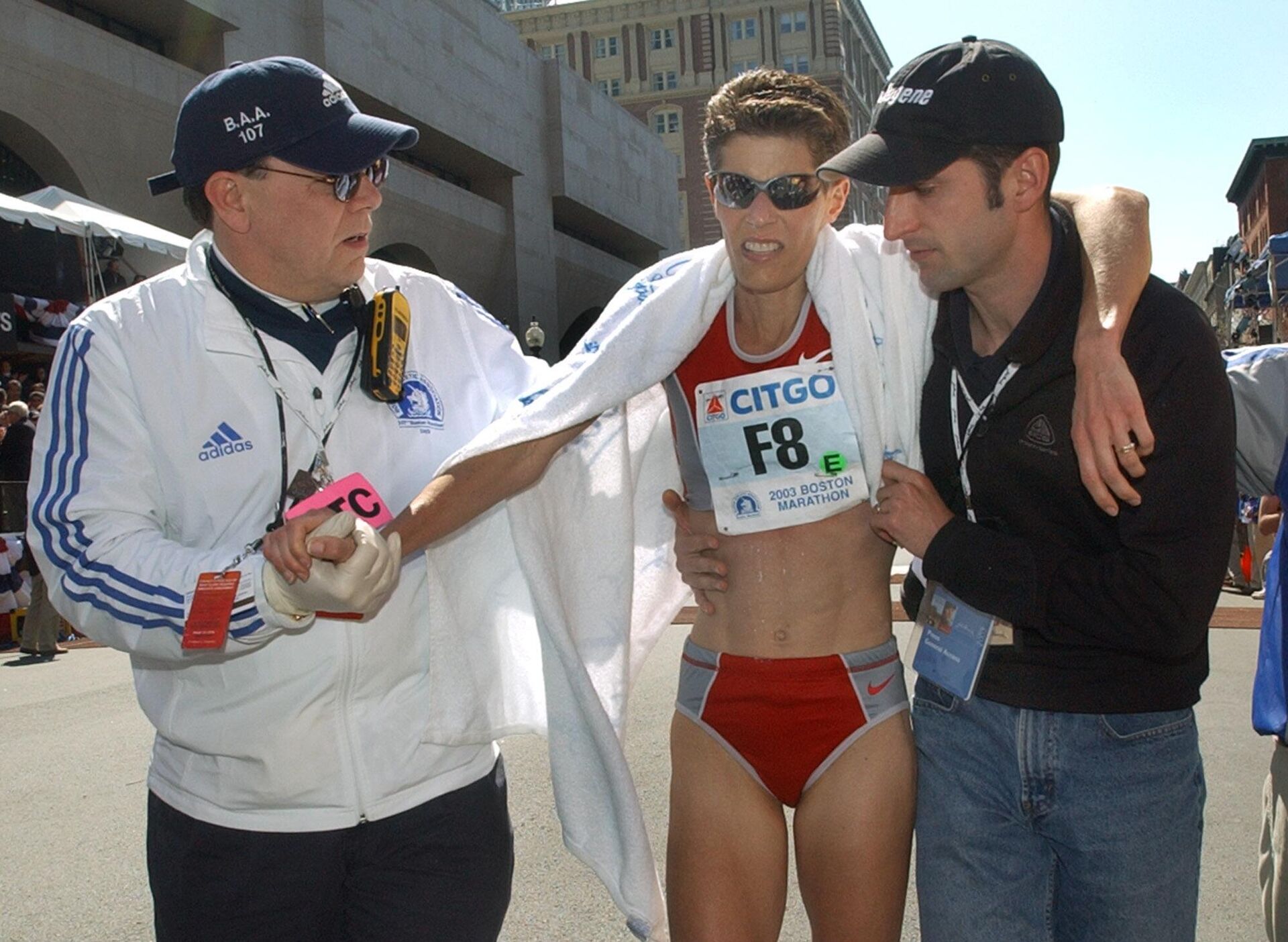 Американская спортсменка Марла Раньян после того, как она пересекла финишную черту в забеге Бостонского марафона - Sputnik Казахстан, 1920, 18.04.2026