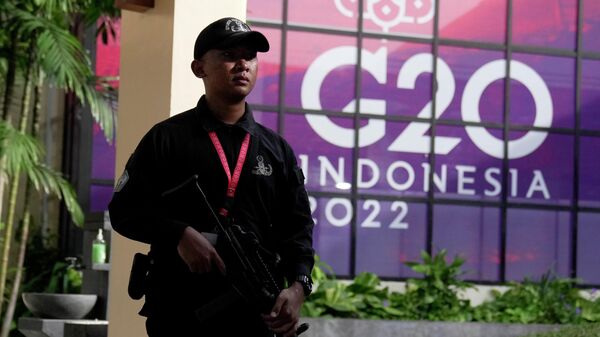 Индонезийский солдат у знака G20 на одном из мест проведения саммита лидеров G20 в Нуса-Дуа, Бали, Индонезия - Sputnik Қазақстан