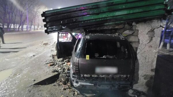 Машина врезалась в автобусную остановку в Кокшетау: водитель сгорел - Sputnik Казахстан