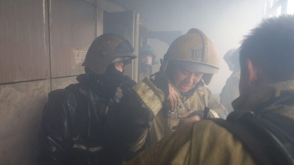 
Пожарные на месте тушения пожара в квартире жилого комплекса по проспекту Момышулы в Астане - Sputnik Казахстан