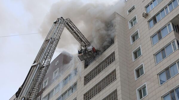 
Пожарные на месте тушения пожара в квартире жилого комплекса по проспекту Момышулы в Астане - Sputnik Казахстан