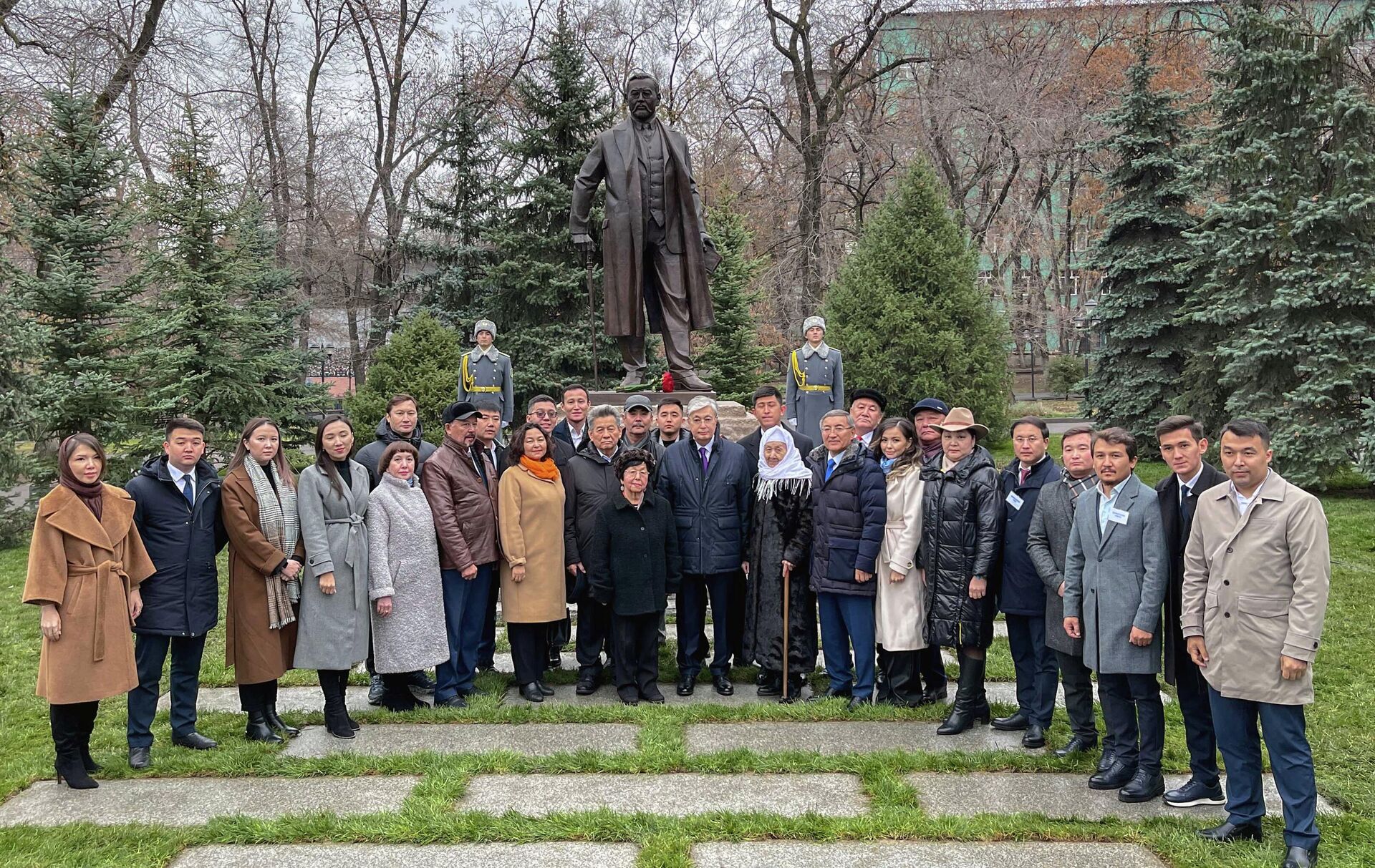 Президент открыл памятник Ахмету Байтурсынову - Sputnik Казахстан, 1920, 16.11.2022