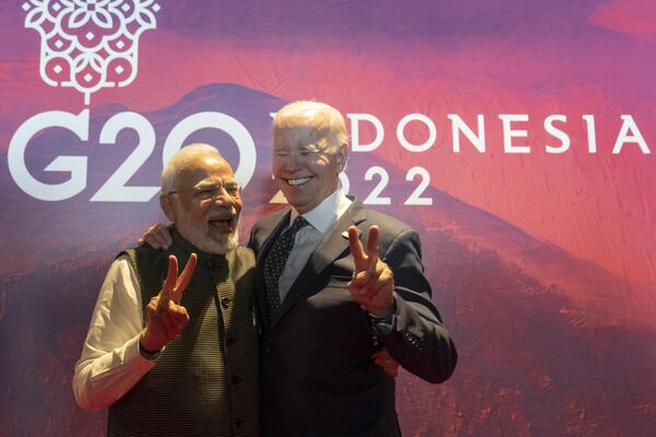 Президент Джо Байден с премьер-министром Индии Нарендрой Моди на саммите G20 в Нуса-Дуа на индонезийском курортном острове Бали. - Sputnik Казахстан