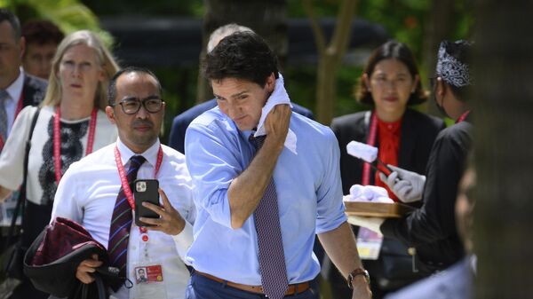 Премьер-министр Канады Джастин Трюдо перед рабочим обедом в рамках саммита G20 на Бали - Sputnik Қазақстан