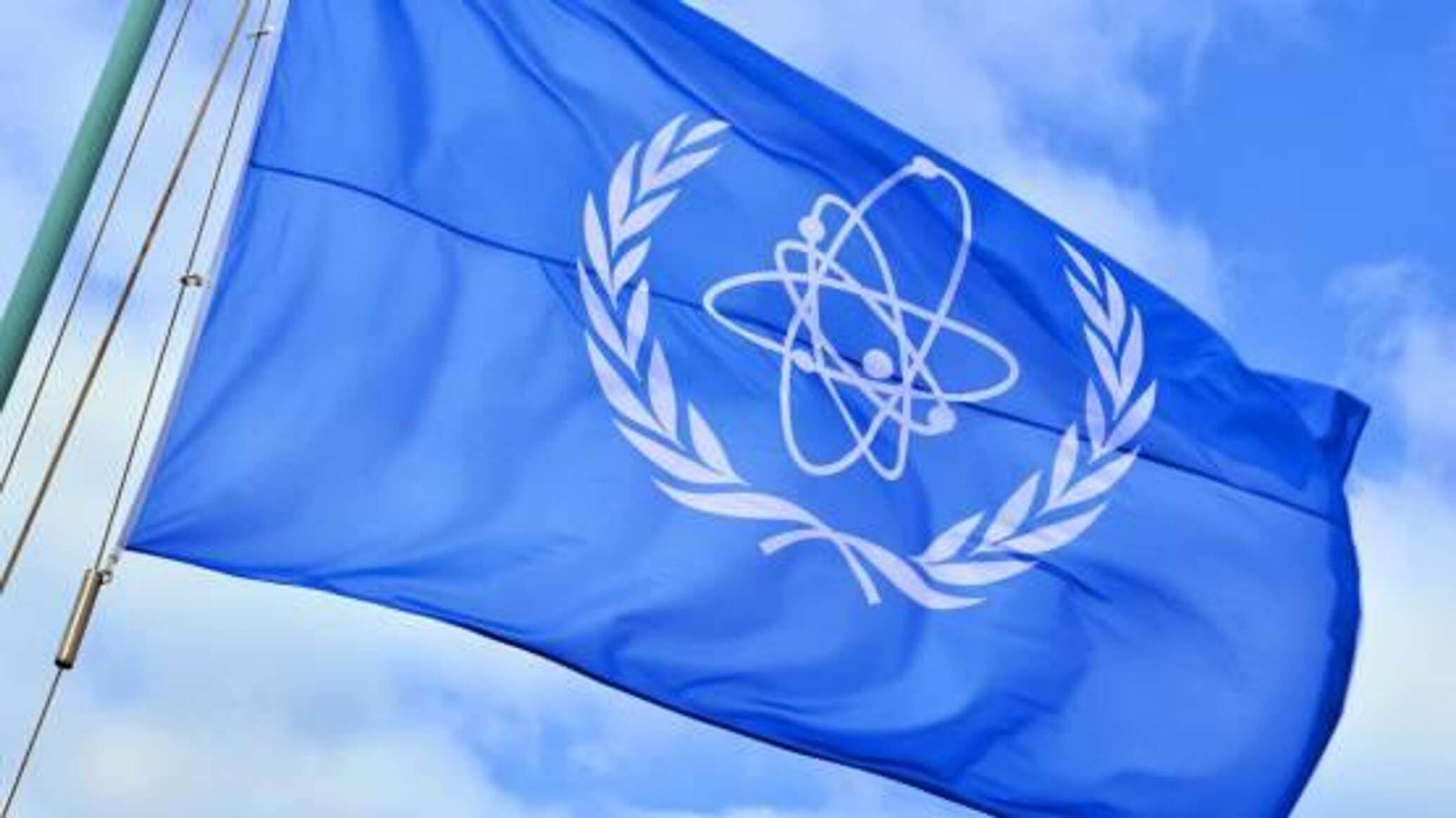 Организация магатэ занимается. Международное агентство по атомной энергии (МАГАТЭ). Флаг МАГАТЭ. International Atomic Energy Agency (IAEA). ООН МАГАТЭ.
