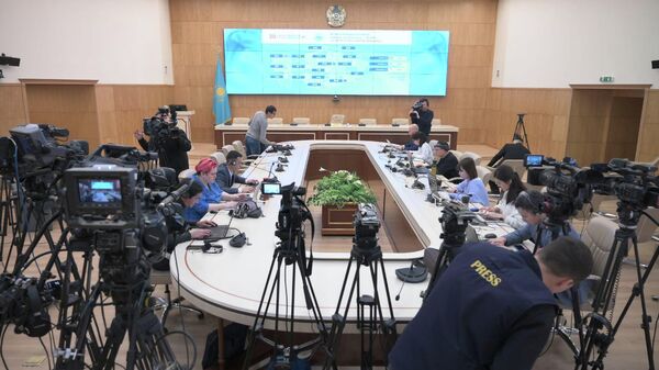 Журналисты работают в пресс-центре Центризбиркома  - Sputnik Қазақстан