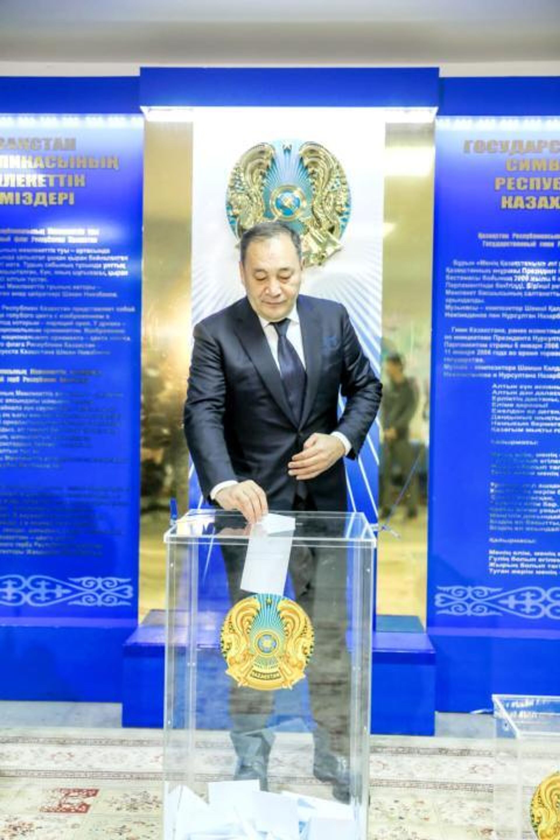 Ералы Тугжанов проголосовал на внеочередных выборах президента Казахстана - Sputnik Казахстан, 1920, 20.11.2022