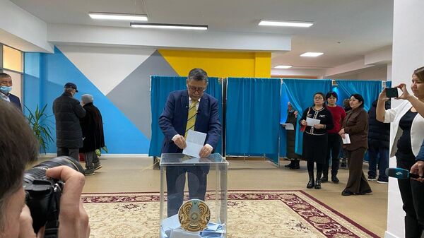 Кандидат Мейрам Кажыкен пришел на избирательный участок  - Sputnik Казахстан