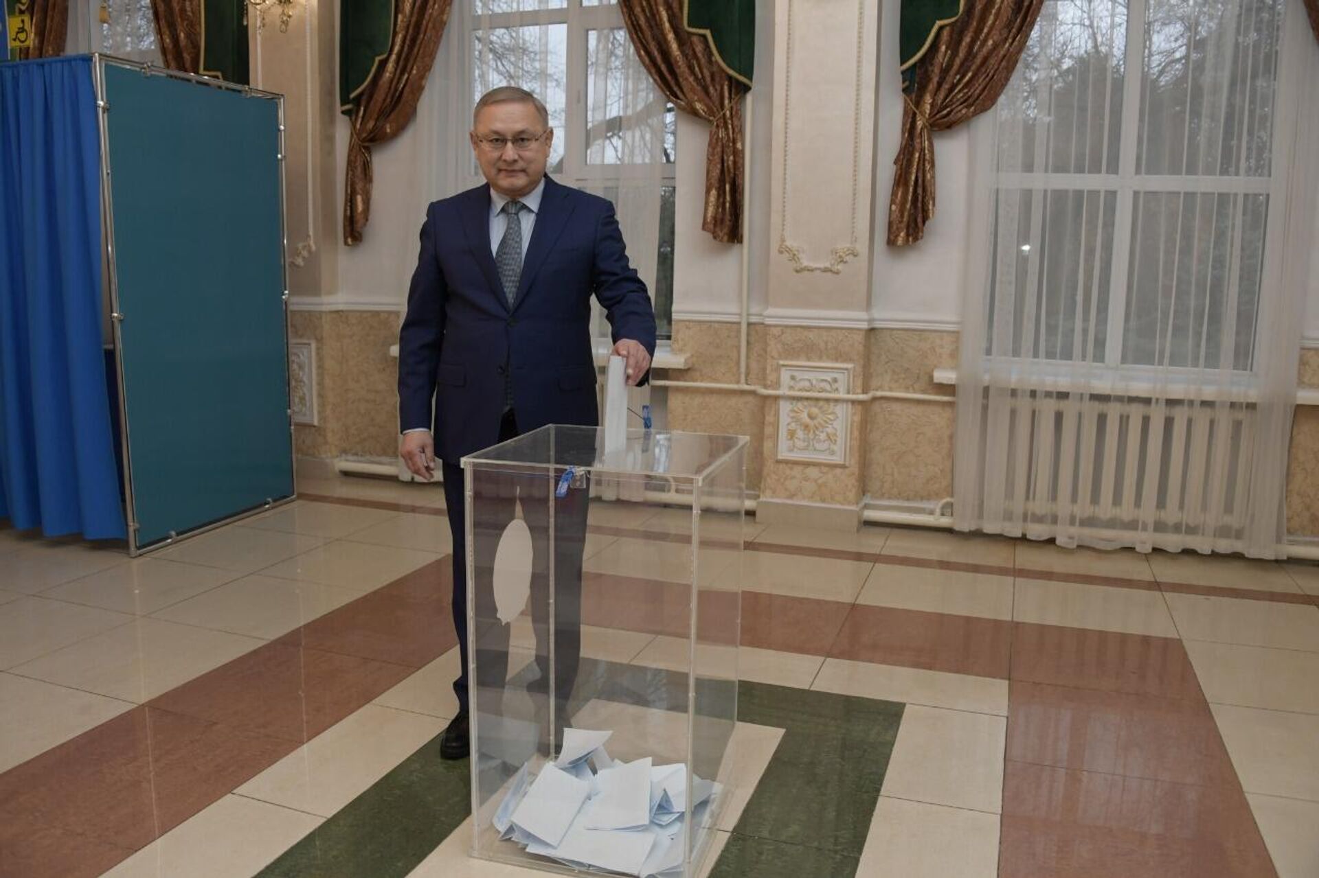 Аким области Жетысу Бейбит Исабаев проголосовал на выборах президента - Sputnik Казахстан, 1920, 20.11.2022