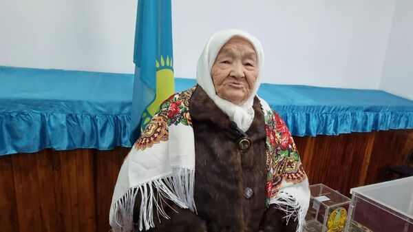 100-летняя жительница Жаркента одной из первых проголосовала на выборах - Sputnik Казахстан