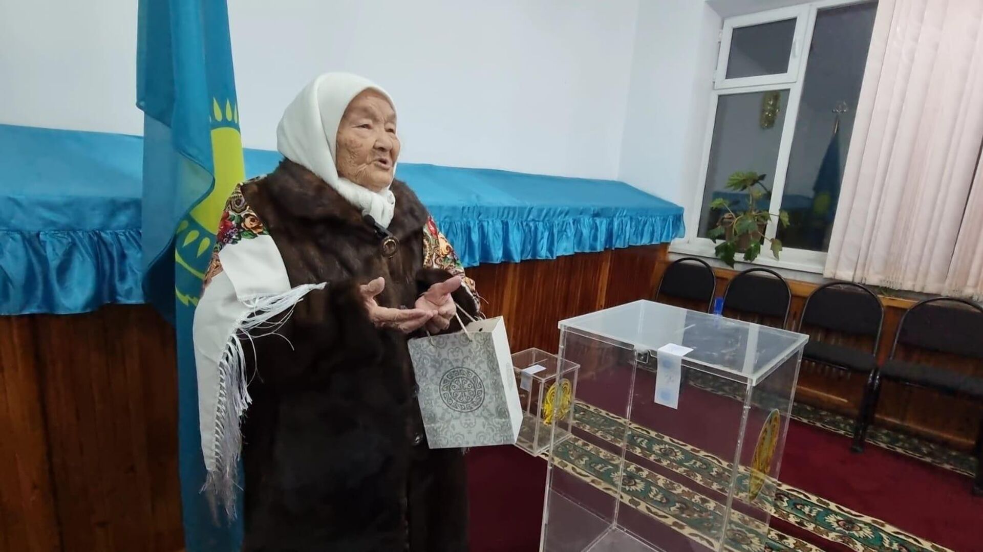 100-летняя жительница Жаркента одной из первых проголосовала на выборах - Sputnik Казахстан, 1920, 20.11.2022