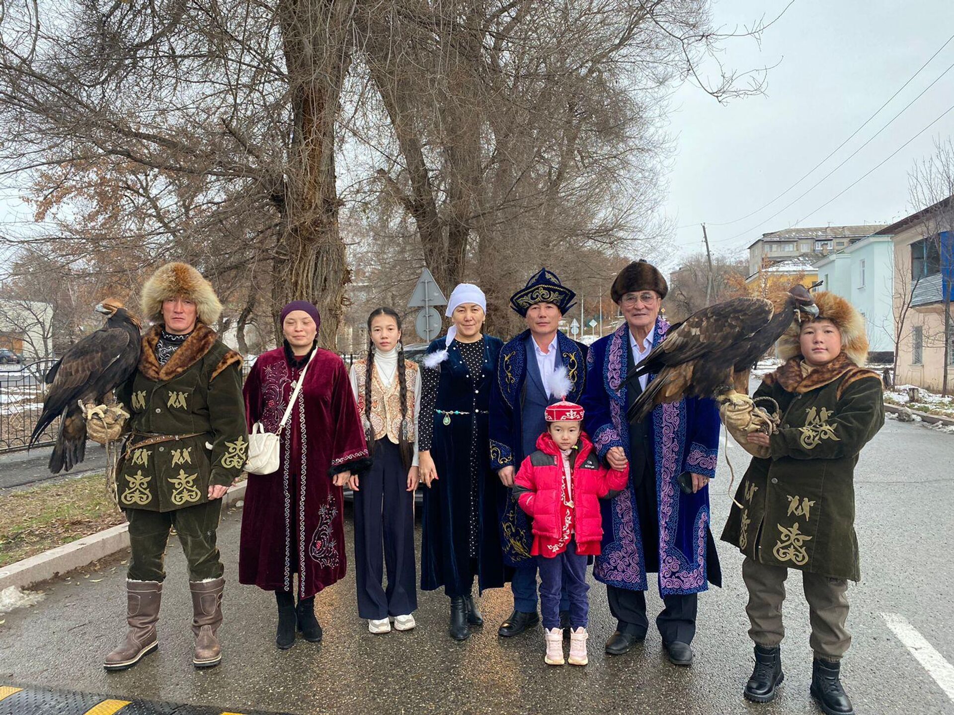 Большая семья потомственных беркутчи из Текели приняла участие в голосовании - Sputnik Казахстан, 1920, 20.11.2022
