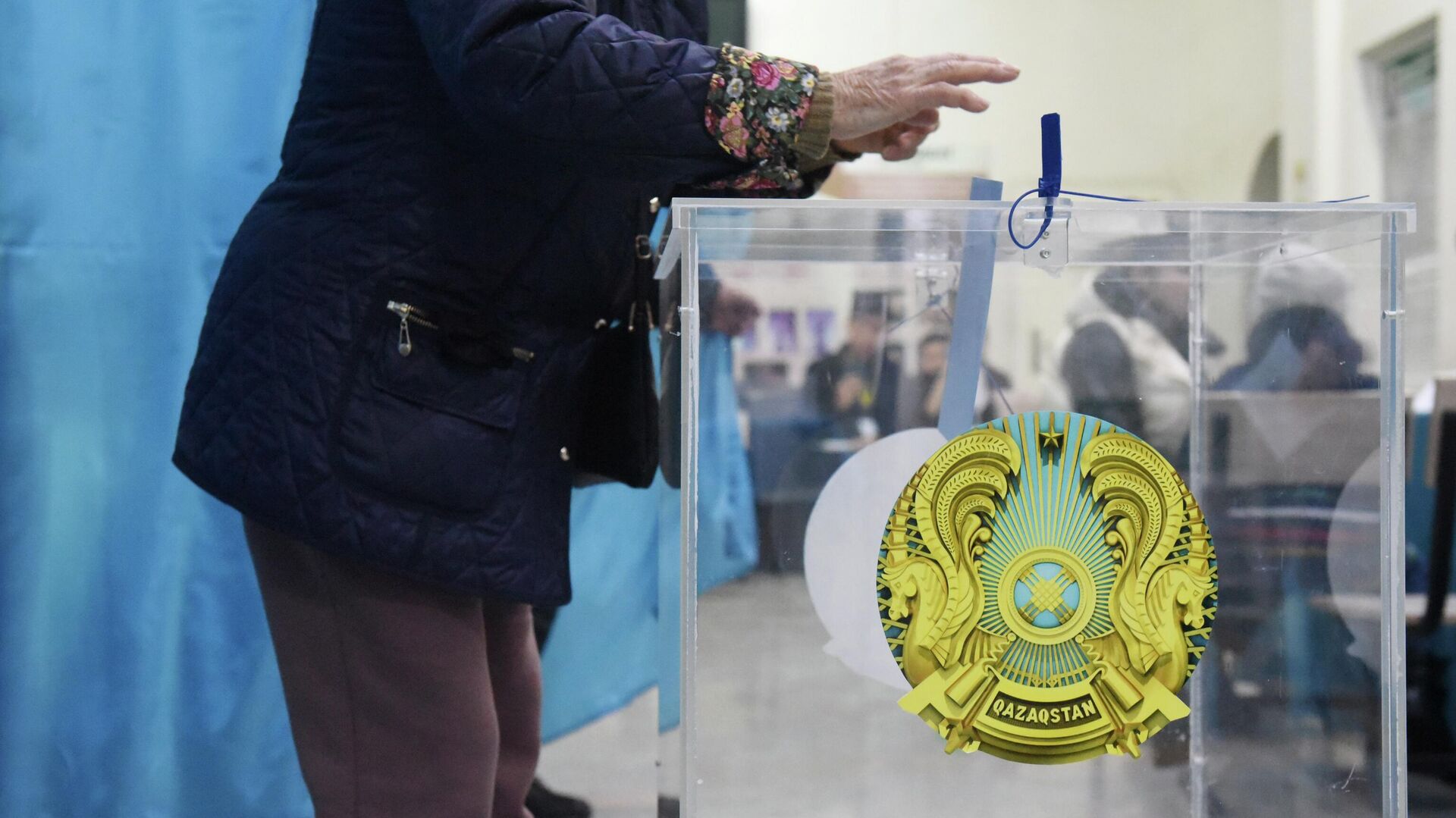 Алматинцы голосуют на избирательных участках - Sputnik Қазақстан, 1920, 21.11.2022