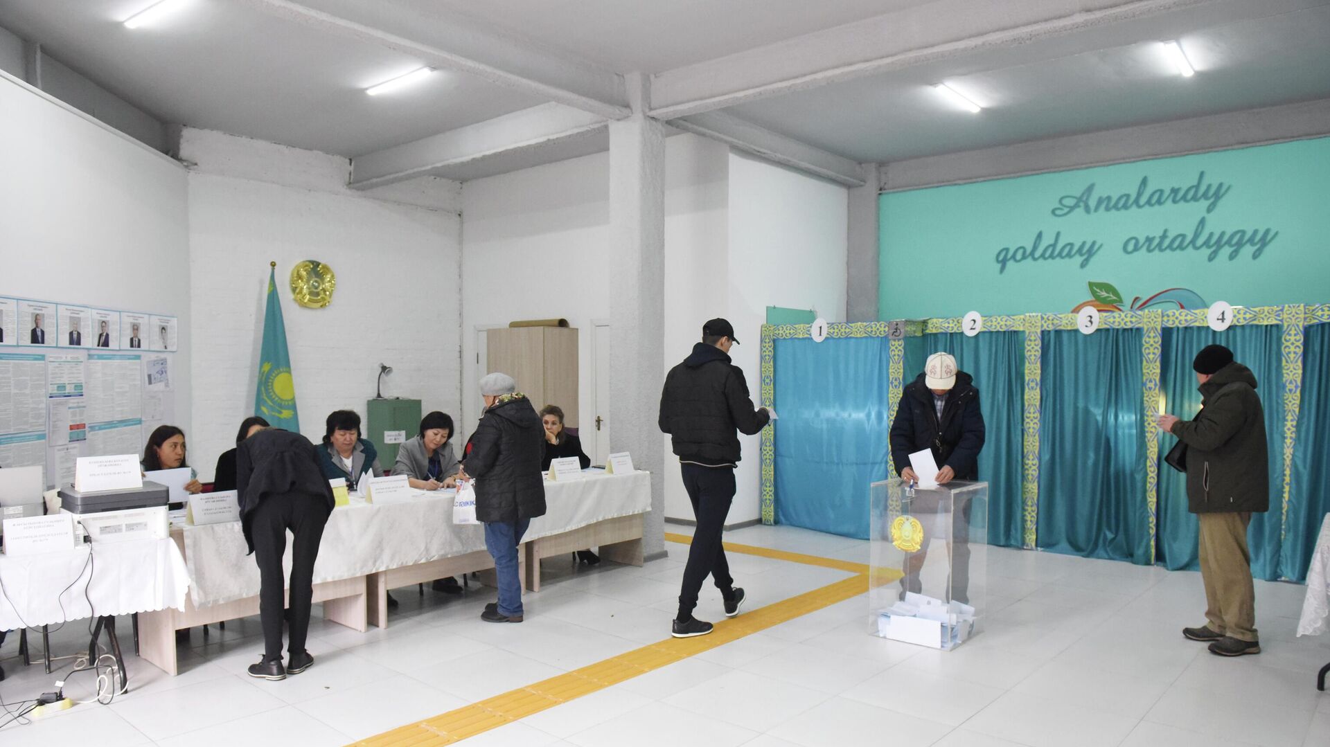 Алматинцы голосуют на избирательных участках  - Sputnik Казахстан, 1920, 20.11.2022