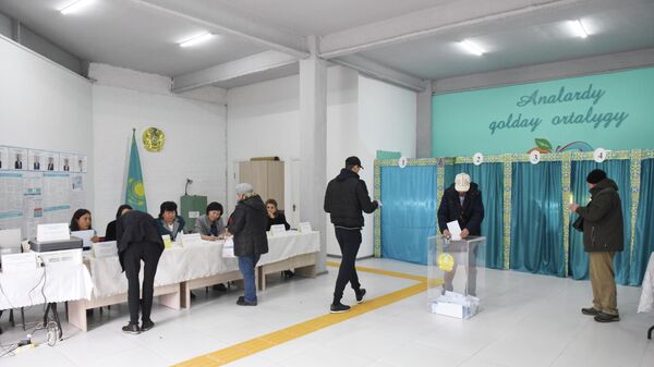Алматинцы голосуют на избирательных участках  - Sputnik Казахстан