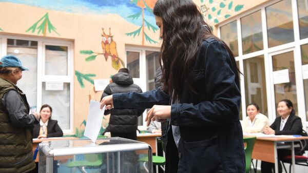 Алматинцы голосуют на избирательных участках - Sputnik Қазақстан
