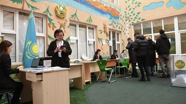 Алматинцы голосуют на избирательных участках - Sputnik Казахстан