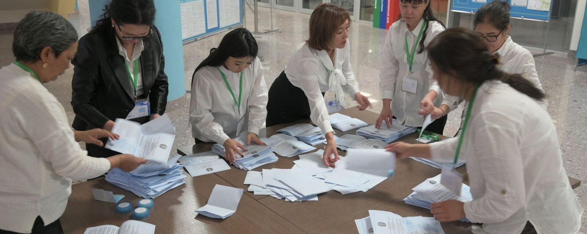 Подсчет бюллетеней по итогам голосования. Выборы президента Казахстана - 2022 - Sputnik Казахстан, 1920, 20.11.2022