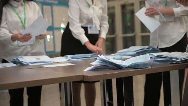 Подсчет бюллетеней по итогам голосования. Выборы президента Казахстана - 2022 - Sputnik Казахстан