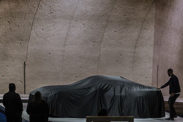 Ford Mustang 2024 года представлен на автосалоне AutoMobility LA. Эта модель легендарного спортивного стильного автомобиля с обновленным оборудованием шасси, новым интерьером и двумя улучшенными силовыми агрегатами. В ближайшем будущем его дополнят и другими крутыми фишками. Продажи нового пони-кара должны начаться примерно в середине 2023 года. - Sputnik Казахстан