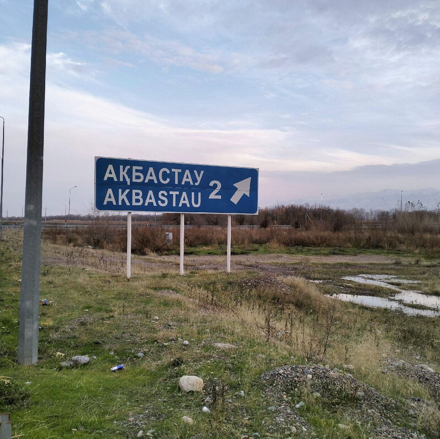 Өкше киген әдемі сексуалды қыздар