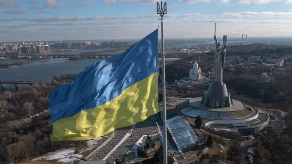 Флаг Украины, развевающийся над столицей рядом с монументом Родина-мать в Киеве - Sputnik Қазақстан