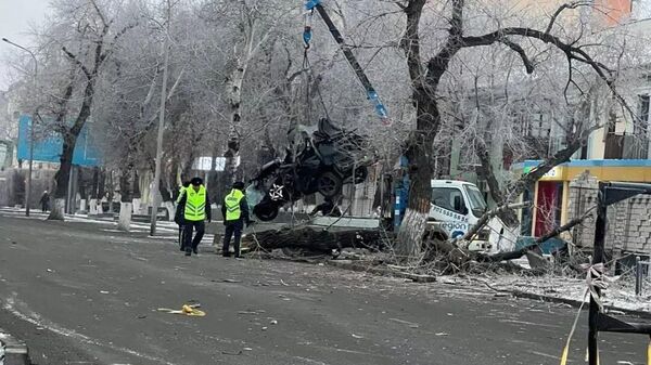 Автомобиль врезался в дерево в Павлодаре - Sputnik Казахстан