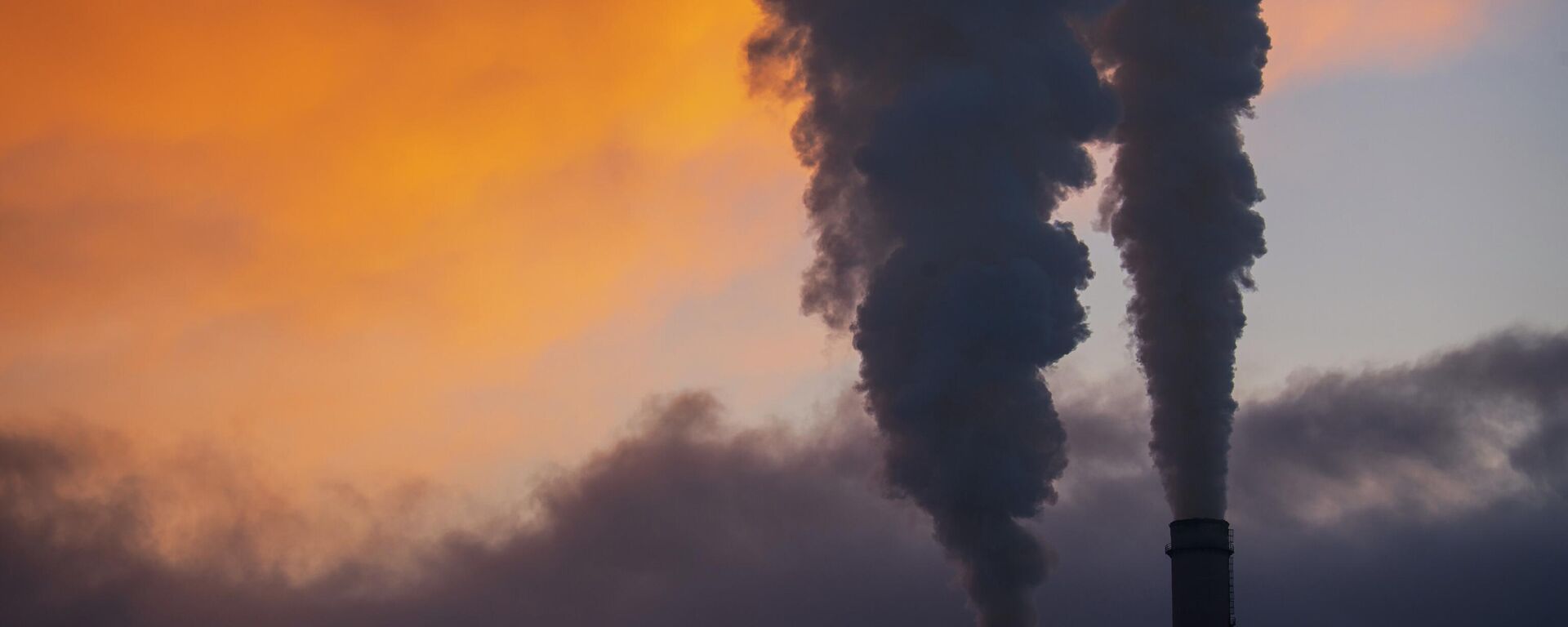 Дым, смог, трубы. Иллюстративное фото - Sputnik Казахстан, 1920, 28.01.2026