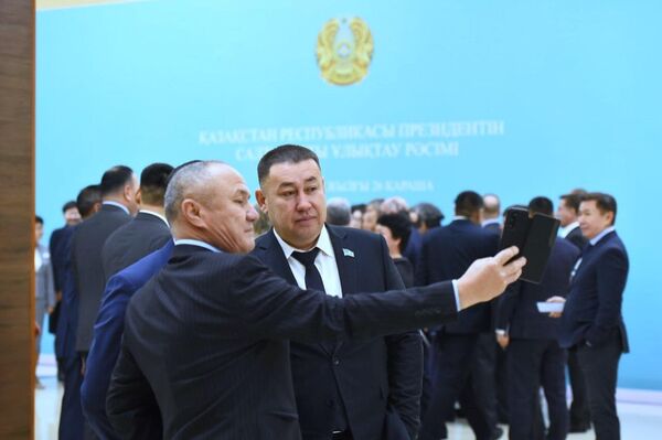 Гости торжественной церемонии инаугурации с удовольствием делают селфи. - Sputnik Казахстан