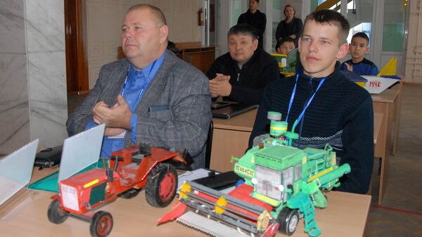 В Северо-Казахстанской области студент аграрного колледжа создает точные уменьшенные копии комбайнов и тракторов - Sputnik Казахстан