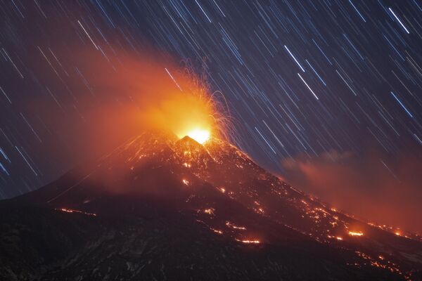 Снимок &quot;Звездные следы&quot; и шлейф лавы на вулкане Этна итальянского фотографа Дарио Джаннобиле. - Sputnik Казахстан