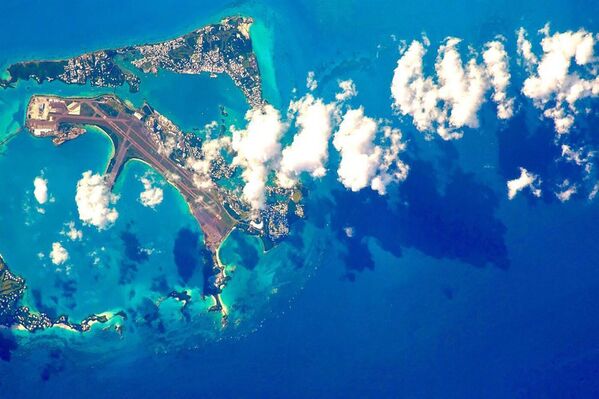 Бермуд аралының бұл таңғажайып суреті Халықаралық ғарыш станциясынан түсірілген. - Sputnik Қазақстан
