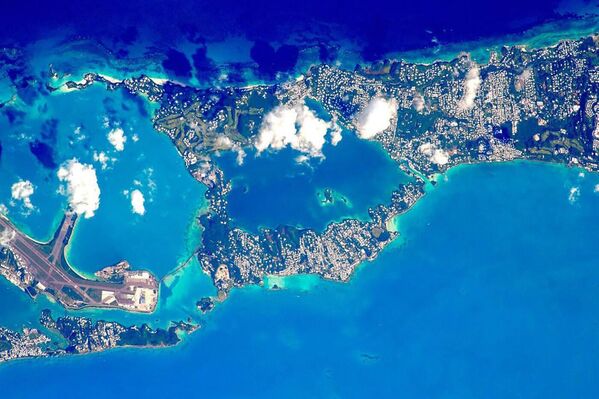 &quot;Фантастические Бермудские Острова с борта Международной космической станции!&quot; - так подписал свой пост со снимками астронавт.  - Sputnik Казахстан