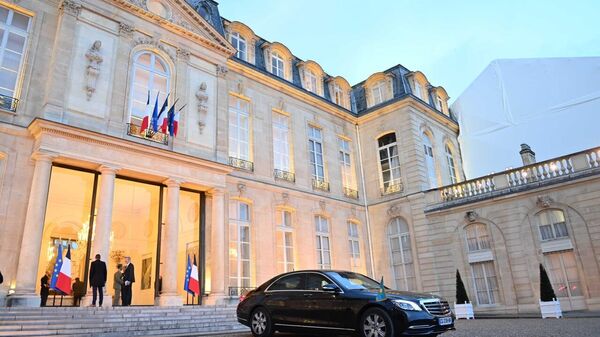  Глава государства Касым-Жомарт Токаев прибыл в Елисейский дворец, где его встретил президент Франции Эмманюэль Макрон - Sputnik Казахстан