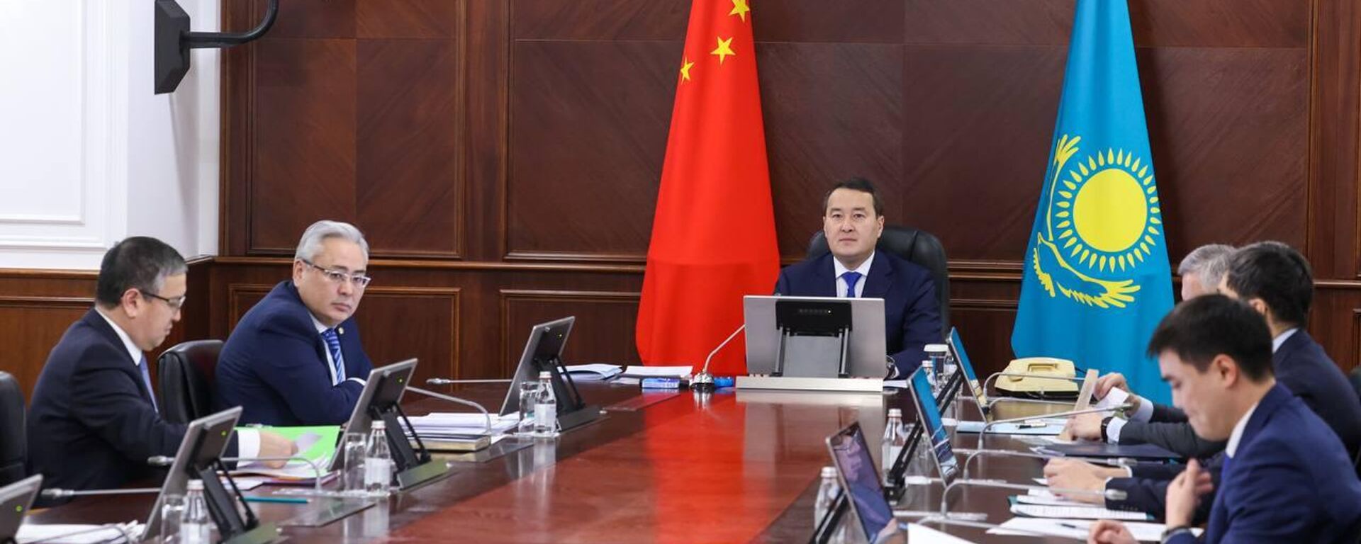Премьер-министр Алихан Смаилов и Премьер Госсовета КНР Ли Кэцян провели переговоры в режиме видеоконференцсвязи - Sputnik Казахстан, 1920, 29.11.2022