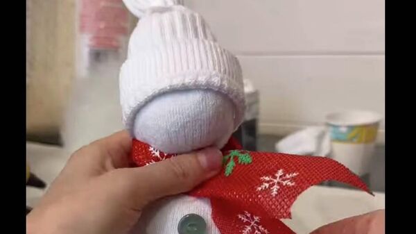 Как сделать снеговика из носка - видео - Sputnik Казахстан