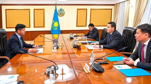 Смаилов провел встречу с вице-президентом компании ArcelorMittal по СНГ Виджаем Гоялом - Sputnik Казахстан