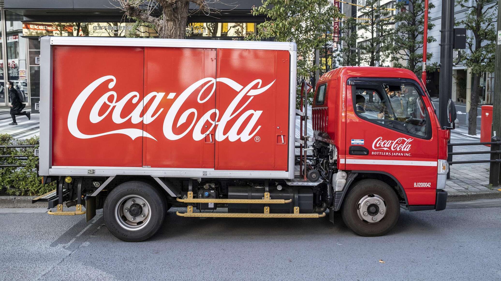 Грузовик из рекламы Coca-Cola сгорел в Бухаресте - 01.12.2022, Sputnik  Казахстан