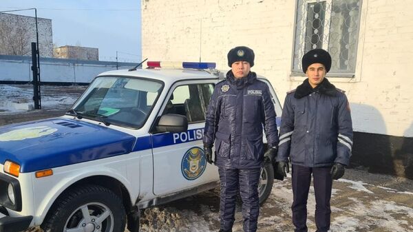Участковый инспектор полиции Алибек Алимбеков и полицейский ИВС города Аксу Еламан Совет - Sputnik Казахстан