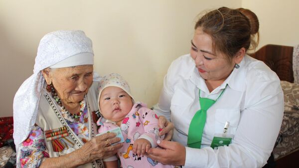 В Кызылорде столетняя бабушка обратилась в ЦОН за заменой удостоверения личности - Sputnik Казахстан