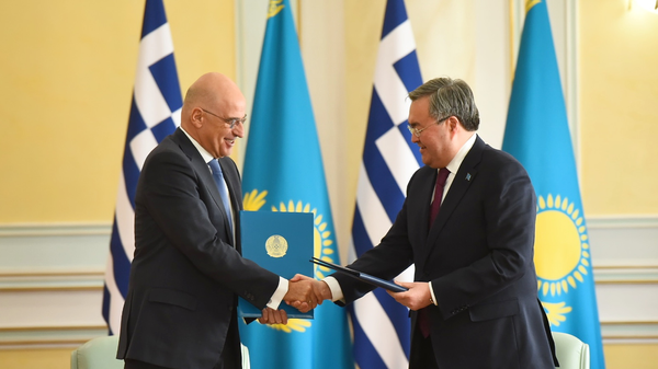 Первый официальный визит в истории двусторонних отношений министра иностранных дел Греции Никоса  Дендиаса в Казахстан - Sputnik Казахстан