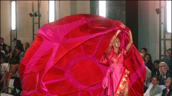 Модель представляет малиновое платье с наколенниками во время показа в Версальском замке, Франция - Sputnik Қазақстан