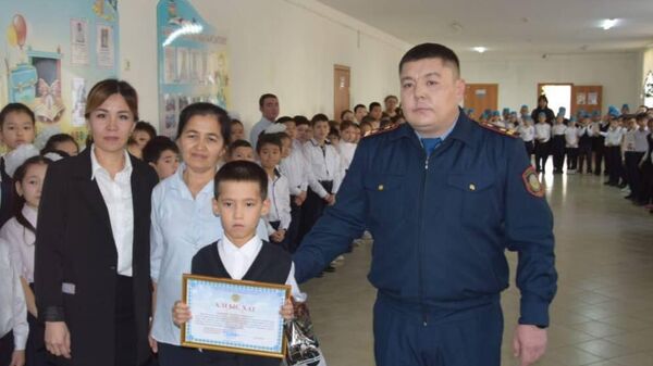 Школьника, спасшего двоих детей из воды, наградили в Атырау - Sputnik Казахстан