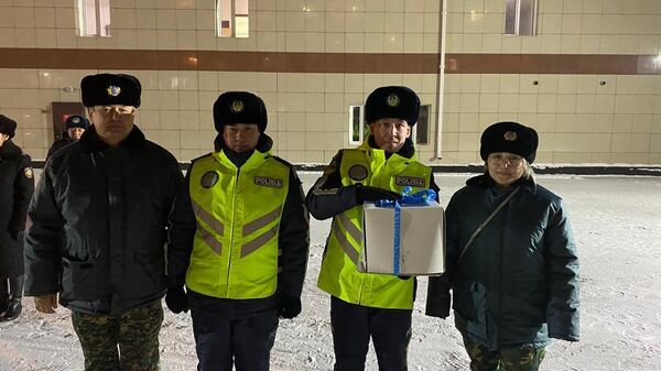 Павлодарские лесники подарили полицейским торт за спасение краснокнижной птицы - Sputnik Казахстан