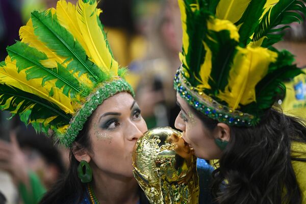 Болельщицы сборной Бразилии перед началом матча группового этапа чемпионата мира по футболу между сборными Бразилии и Сербии - Sputnik Казахстан