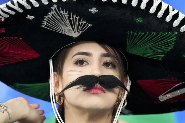 Болельщица сборной  Мексики перед началом матча группового этапа чемпионата мира по футболу между сборными Мексики и Польши. - Sputnik Казахстан