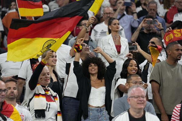 Болельщица сборной Германии во время матча группового этапа чемпионата мира по футболу между сборными Германии и Испании. - Sputnik Казахстан