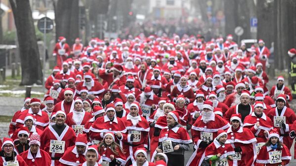 Жители немецкого Михендорфа в костюмах Санта-Клауса также приняли участие в ежегодном рождественском забеге. - Sputnik Казахстан
